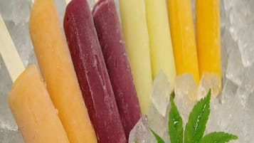 Un assortiment d'esquimaux sur un présentoir réfrigéré.
