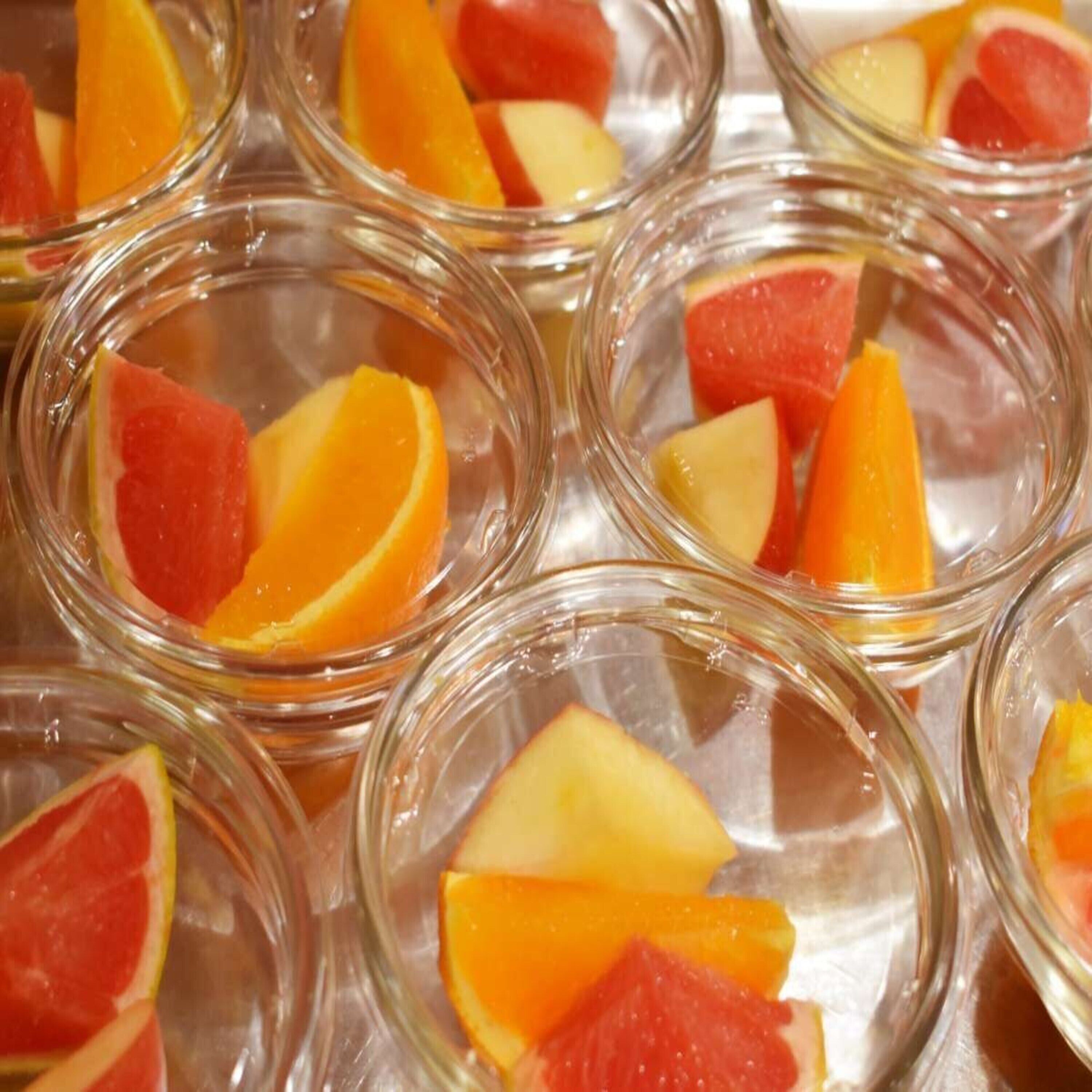 Varias fuentes de vidrio transparente con rodajas de fruta.