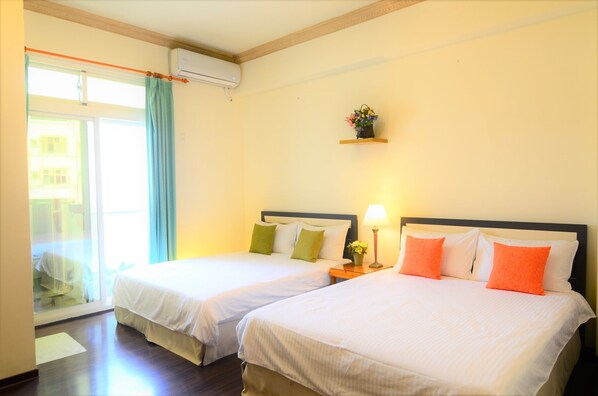 Habitación triple familiar | Edredón, insonorización, wifi gratis y ropa de cama 