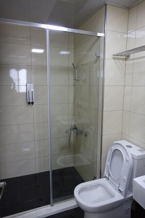 Shower, rainfall showerhead, hair dryer, slippers - Backpack Home 497 - Hostel (Jinhu)