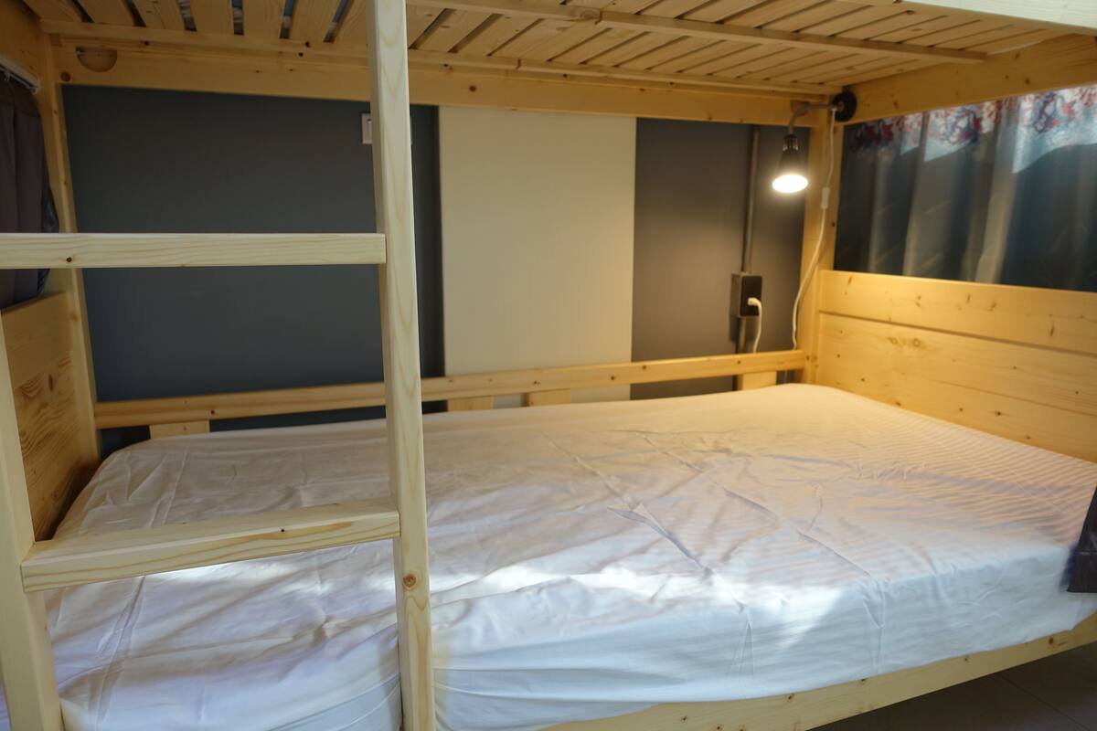 Zimmersafe, Verdunkelungsvorhänge, schallisolierte Zimmer