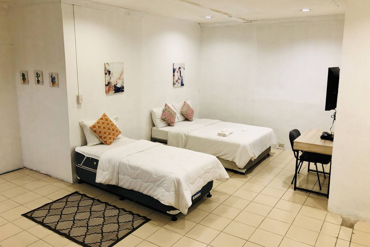 Iron/ironing board, rollaway beds, free WiFi