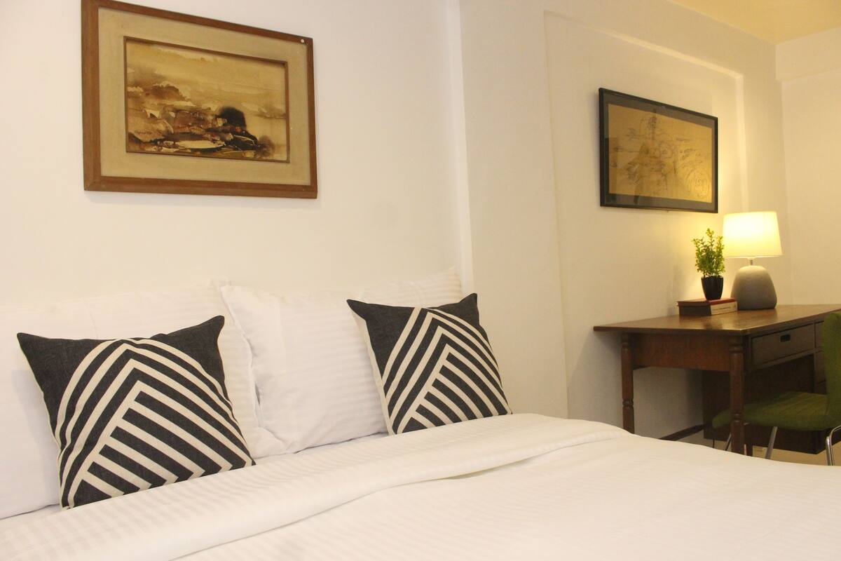 Iron/ironing board, rollaway beds, free WiFi