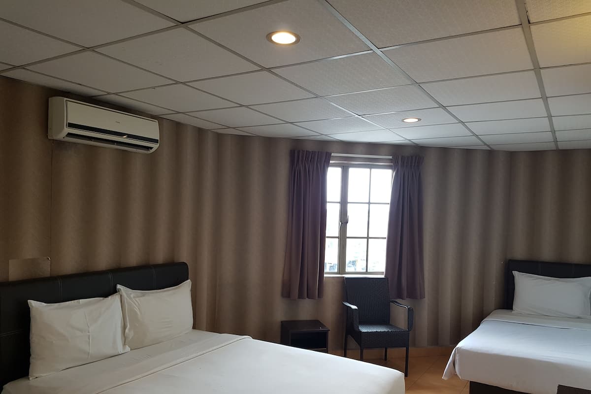 Een bureau, een strijkplank/strijkijzer, gratis wifi