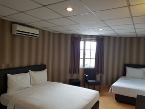 Een bureau, een strijkplank/strijkijzer, gratis wifi