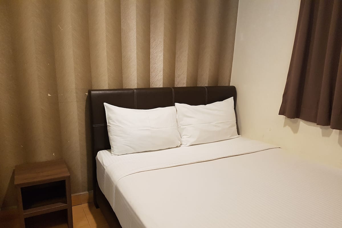 Een bureau, een strijkplank/strijkijzer, gratis wifi