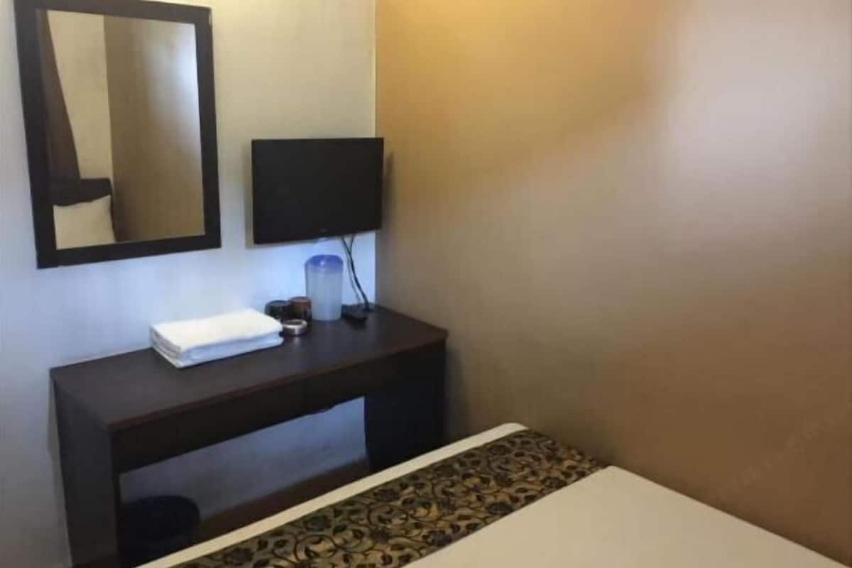 Desk, iron/ironing board, free WiFi