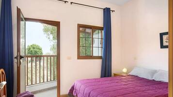 1 habitación, tabla de planchar con plancha y cuna de viaje