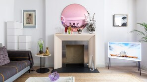 Smart-TV, Kamin, Bücher, Musikbibliothek