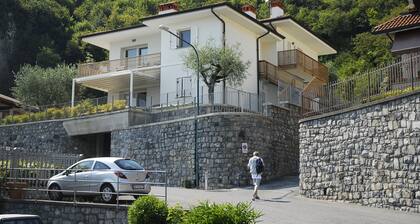 Casa con vista lago e alle soglie del bosco sulla collina di Lovere