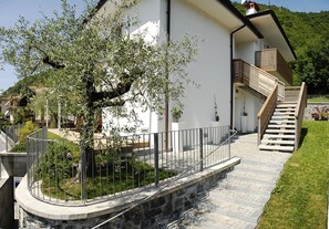 Exterior - Apartment on the 1st floor, detached, lake view, at the threshold of the forest. (Lovere)