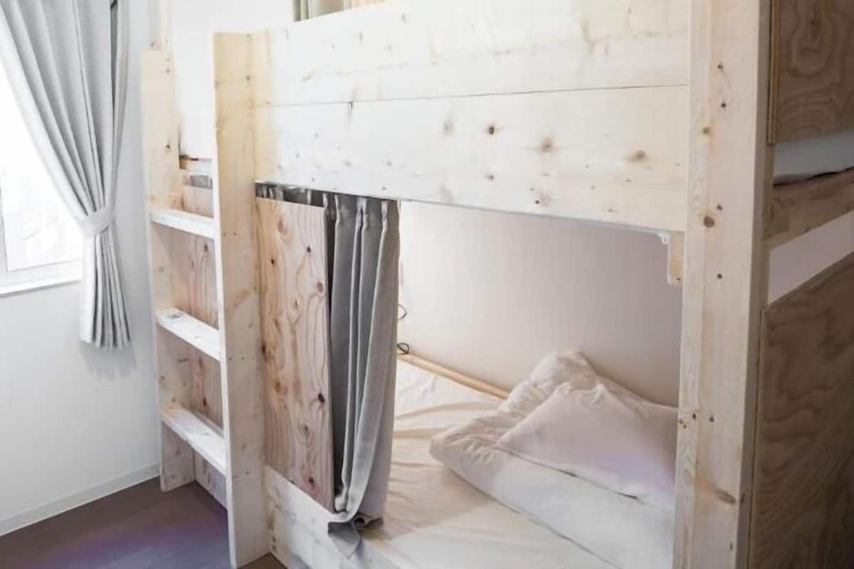 Laptop workspace, free WiFi, bed sheets