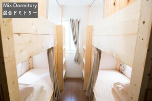 Laptop workspace, free WiFi, bed sheets - IZA Enoshima Guesthouse&Bar - Hostel (Fujisawa)