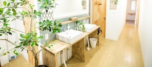 Doccia, set di cortesia gratuito, asciugacapelli, pantofole