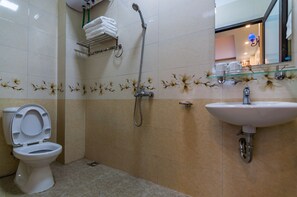 Family Room | Bathroom | Free toiletries, hair dryer, slippers, towels - Sapa Peaceful Hotel (Sa Pa)