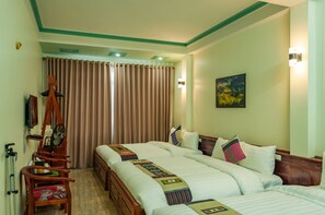 Minibar, desk, laptop workspace, blackout curtains - Sapa Peaceful Hotel (Sa Pa)