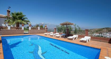 Villa puutarhalla, uima-allas, ilmastointi, WIFI, kauniit näkymät.