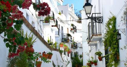 Villa puutarhalla, uima-allas, ilmastointi, WIFI, kauniit näkymät.