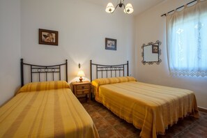 3 habitaciones, escritorio y tabla de planchar con plancha
