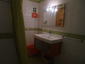 Combined shower/bathtub, bidet - MiraFontes Inn Apartment (vila nova de milfontes)