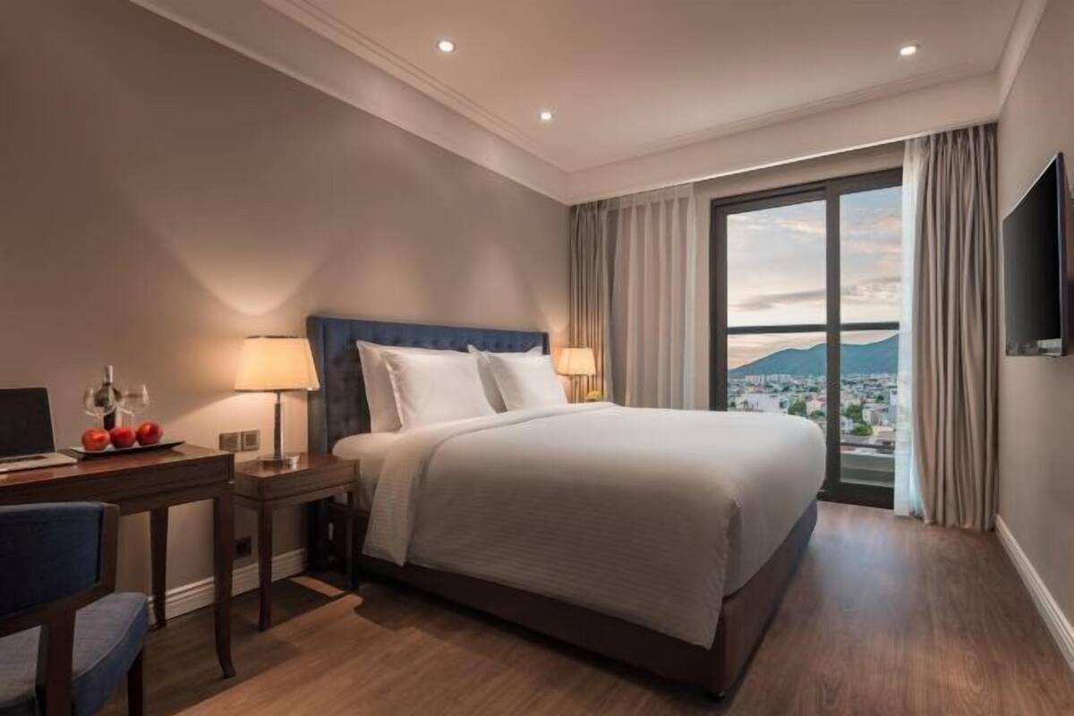 1 多间卧室、客房内保险箱、办公桌、隔音