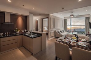 Flat-screen TV - Altara Suites Da Nang (Da Nang)