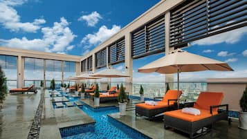 Piscine extérieure, chaises longues