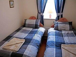 2 bedrooms, iron/ironing board, free WiFi, bed sheets - Beautiful Apartment With Arguably The Best Views In Looe! (Looe)