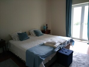 4 chambres, fer et planche à repasser, lit de bébé portatif, Wi-Fi