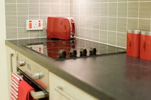 Réfrigérateur, four à micro-ondes, un four, surface de cuisson