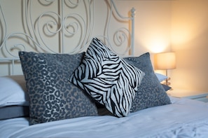 2 habitaciones, tabla de planchar con plancha, wifi y ropa de cama