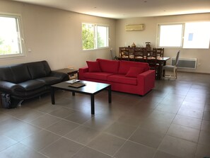 Een televisie en een dvd-speler