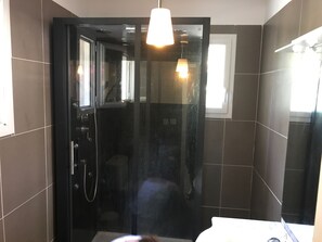 Een douche, een haardroger