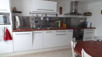 Een koelkast, een microgolfoven, een oven, een kookplaat