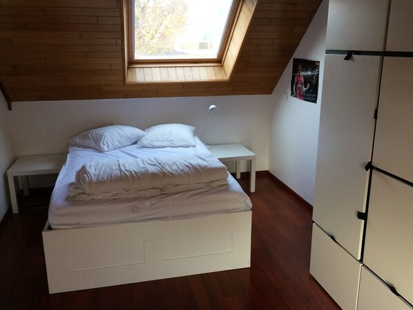 3 habitaciones, tabla de planchar con plancha, wifi y ropa de cama
