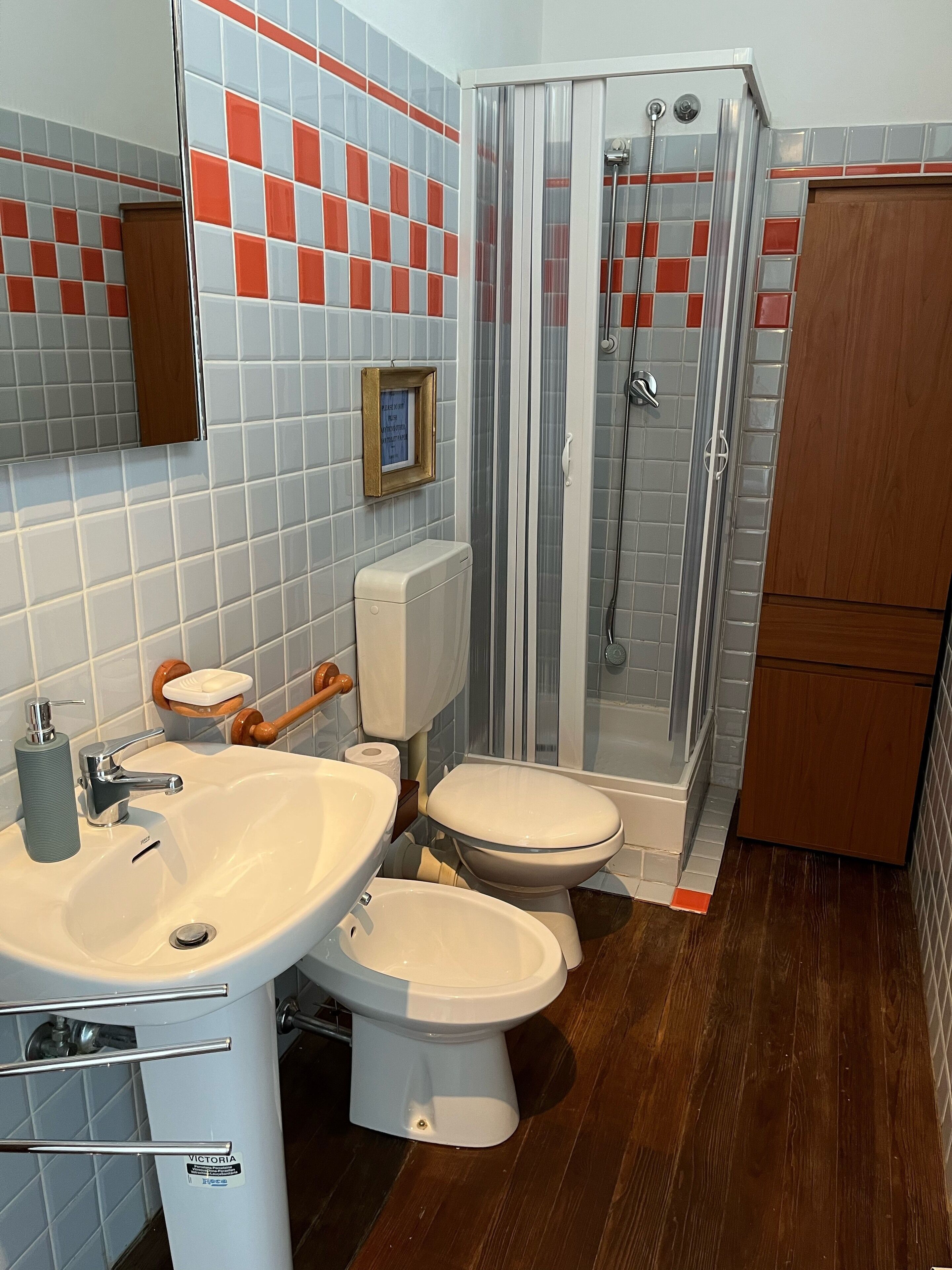 Doccia, asciugacapelli, bidet, asciugamani
