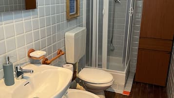 Doccia, asciugacapelli, bidet, asciugamani
