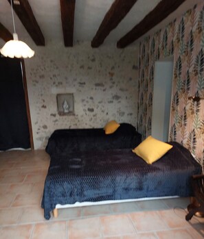 1 bedroom, iron/ironing board, internet, bed sheets