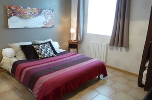 1 habitación, tabla de planchar con plancha y acceso a internet 