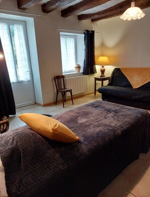 1 chambre, fer et planche à repasser, accès Internet, draps fournis