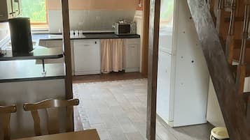 Een koelkast, een microgolfoven, een kookplaat, een vaatwasser