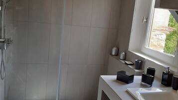 Combined shower/tub, hair dryer, towels, soap