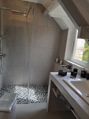 Combined shower/tub, hair dryer, towels, soap