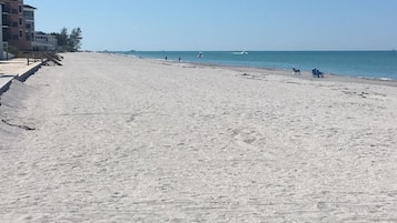 Beach nearby, sun loungers, beach towels