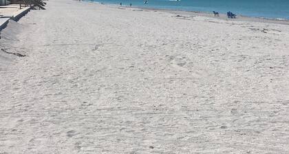 Kozy Kottage on private road. 2 minute walk to private beach. Pet friendly!