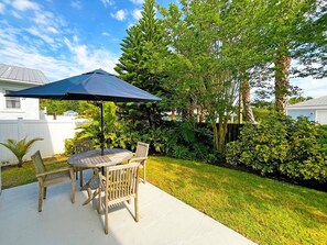 Outdoor dining - Beautiful, well-appointed three-bedroom beach house 300 yards from the beach. (St Augustine)