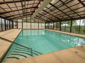 Alberca techada y alberca al aire libre