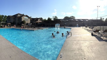 Piscine couverte, piscine extérieure