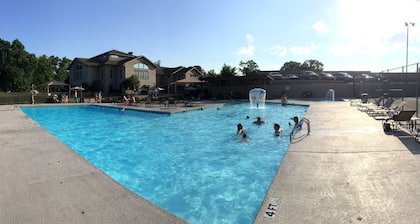 UP TO 50% OFF, Golf Side Location Peaceful Great Location Pools