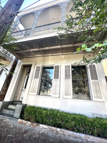 Die Bibliothek im Townhouse in der Magazine Street